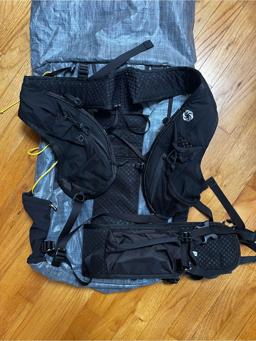 Six Moon Designs Swift X Men’s Black and Gray Lightweight Backpack